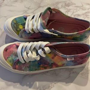 Women athletic shoes